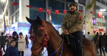 ‘At Türkün kanadıdır’ diyerek yeni yıla at üstünde girdi
