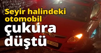 Seyir halindeki otomobil çukura düştü