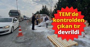 TEM’de kontrolden çıkan tır devrildi