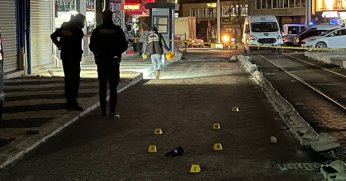 Yaralı halde yerde yatan kişiye böyle ateş etti