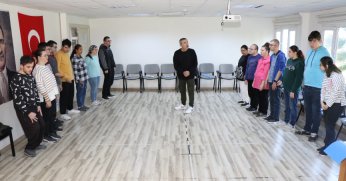 Özel öğrenciler sahnede yeteneklerini sergiliyor