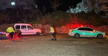 Alkollü sürücü önce polis aracına, sonra ağaca çarparak durdu: 2 gözaltı