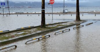 Kocaeli'de deniz taştı, sahil bandı suyla doldu