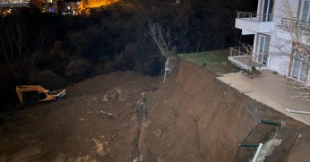 İnşaat alanında toprak kayması: 1 bina boşaltıldı