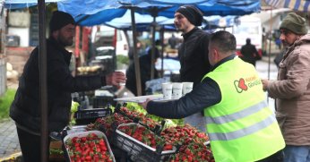 Soğuk kış gününde esnafa çorba ikramı