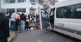 Servis minibüsüyle motosiklet kafa kafaya çarpıştı : 1 yaralı