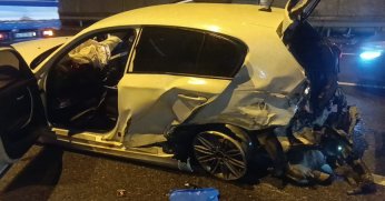 Çarpışan iki otomobilin tekerleri yola savruldu: 1 yaralı