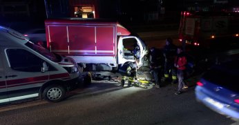 Gebze'de kamyonet bariyerlere ok gibi saplandı: 1 yaralı