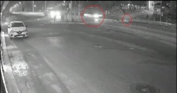 Otomobilin köpeğe çarptığı kaza kamerada