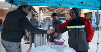 Büyükşehir pazarcı esnafının içini ısıttı