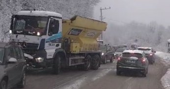 Kartepe’ye akın eden kayakseverler uzun araç kuyrukları oluşturdu