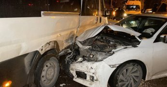 Kocaeli’de servis minibüsü otomobille çarpıştı: 4 yaralı