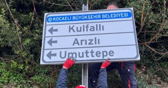 Büyükşehir, yıpranan yön ve trafik levhalarını yeniliyor