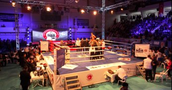 Kocaeli’de kick boks fırtınası esti;  Dövüşçüler ringin tozunu attırdı
