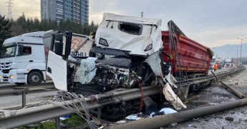 TEM'de tır bariyerlere çarpıp aydınlatma direklerini devirdi