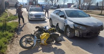 Motosiklet ile otomobil çarpıştı: 1 yaralı