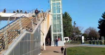 Arıza yapan asansörün kabini havada asılı kaldı, vatandaşlar mahsur kaldı