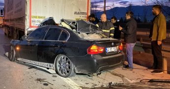 Otomobil tırın altına girdi: 1 ağır yaralı