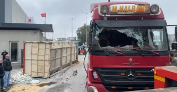 Kamyonuna çarpan aracı takip ederken kaza yaptı