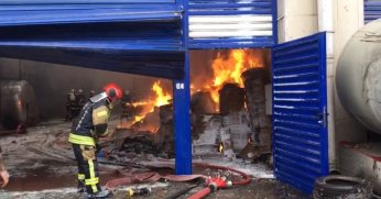 Sahte içki imalathanesi olarak kullanılan depo alev alev yandı