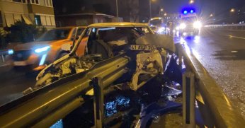 Bariyere ok gibi saplanan otomobil paramparça oldu: 1 yaralı