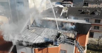 Binanın çatı katında çıkan yangın mahalleliyi sokağa döktü