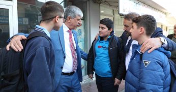 Ömeroğlu, Dilovası’nda sıkmadık el bırakmıyor