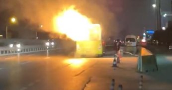 Seyir halindeki belediye otobüsü alev aldı