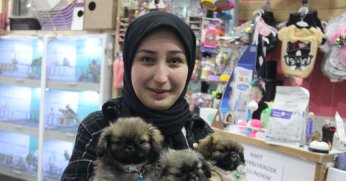 Köpekle önce ilgilendi sonra peşine takıp çaldı