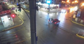 Kırmızı ışık ihlali yapan motosikletli otomobile Çarptı