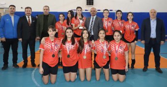 Körfez’de ortaokullar arası voleybol şampiyonu Petkim oldu