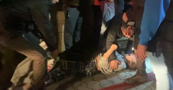 Ailesinin yaşadığı daireyi ateşe verdi