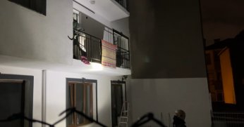 Uyuyakalan karısını balkondan girerek uyandırdı