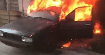 Otomobilini ateşe verdi