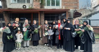 Saadetli kadınlar karanfil dağıttı