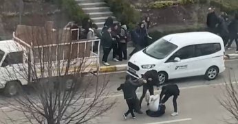 Motosikletliyi gafil avladılar: 4 kişi önünü kesip tekme ve yumruklarla saldırdı