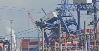 Kirazlıyalı Evyap limanında vinç devrildi