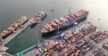  Devasa vinçlerin devrildiği limandaki hasar havadan görüntülendi