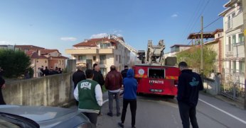 Vatandaşlar yangını meraklı gözlerle izledi