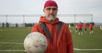 Futbolcu maaşları için karısının ve kız kardeşinin bileziklerini sattı