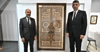 Kabe'nin altın kapısını tabloya nakşetti