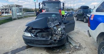 Otomobil belediye otobüsüne çarptı: 1 yaralı