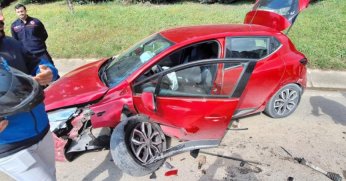 Çarpışan 2 otomobil hurdaya döndü