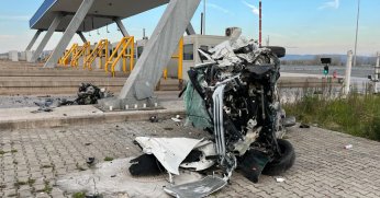 Taklalar atan otomobilin motoru fırladı: 1 ağır yaralı