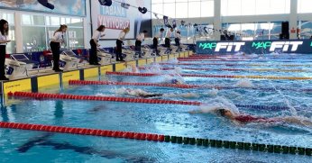 İlk uluslararası yüzme yarışlarından başarıyla döndü