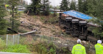 Bariyerlere çarpan tır ağaçlık alana uçtu: 1 ölü