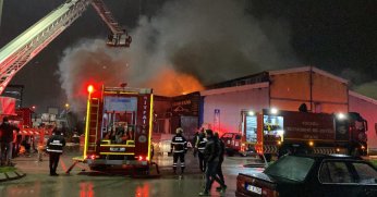 geri dönüşüm deposundaki yangın 71 itfaiye personelinin müdahalesiyle söndürüldü