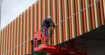 Pazar alanına sundurma çalışması başladı