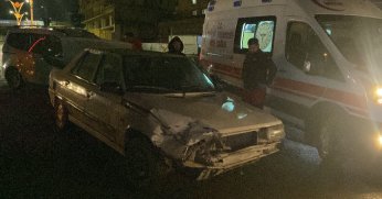 Pikap ile otomobil çarpıştı: 1 hafif yaralı