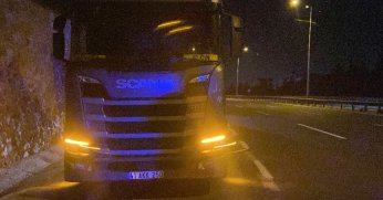 Şerit değiştiren tır panelvanı bariyere sıkıştırdı